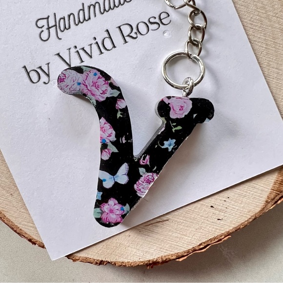 Handmade Initial Keychain | Letter V - Picture 2 of 4